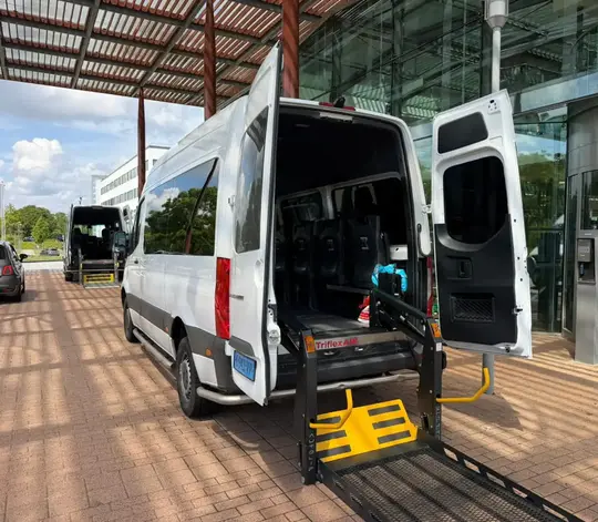 Professionele rolstoeltaxi chauffeur helpt klant in Lelystad
